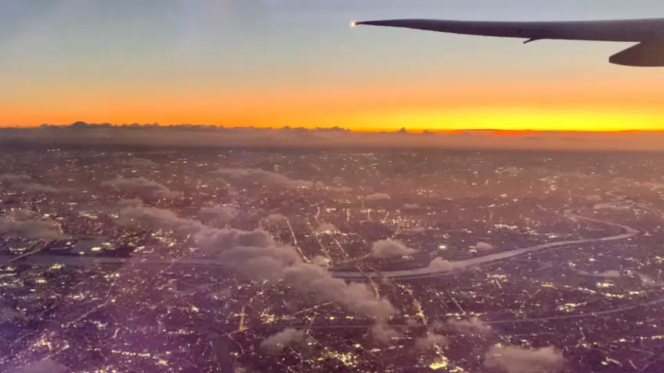 空中俯瞰夕阳下绝美的东京都市圈-日本航空波音777-300ER执飞JL004东京