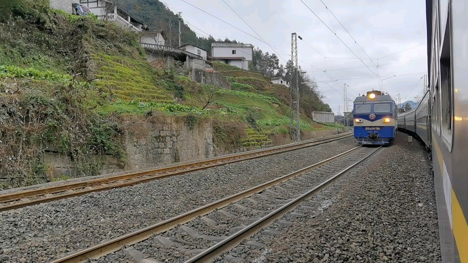 非空时代的5630次列车在川黔铁路上停站待避ss3b大三b牵引的货列