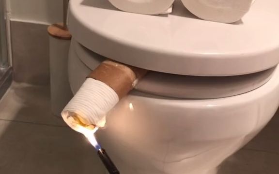 马桶抽烟搞笑!