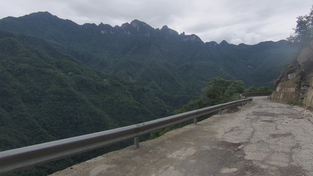 [图]摩旅中国，神农架穿越阴峪河大峡谷到达房县九道乡，途经两次塌方，路也比较烂，好在顺利到达九道乡