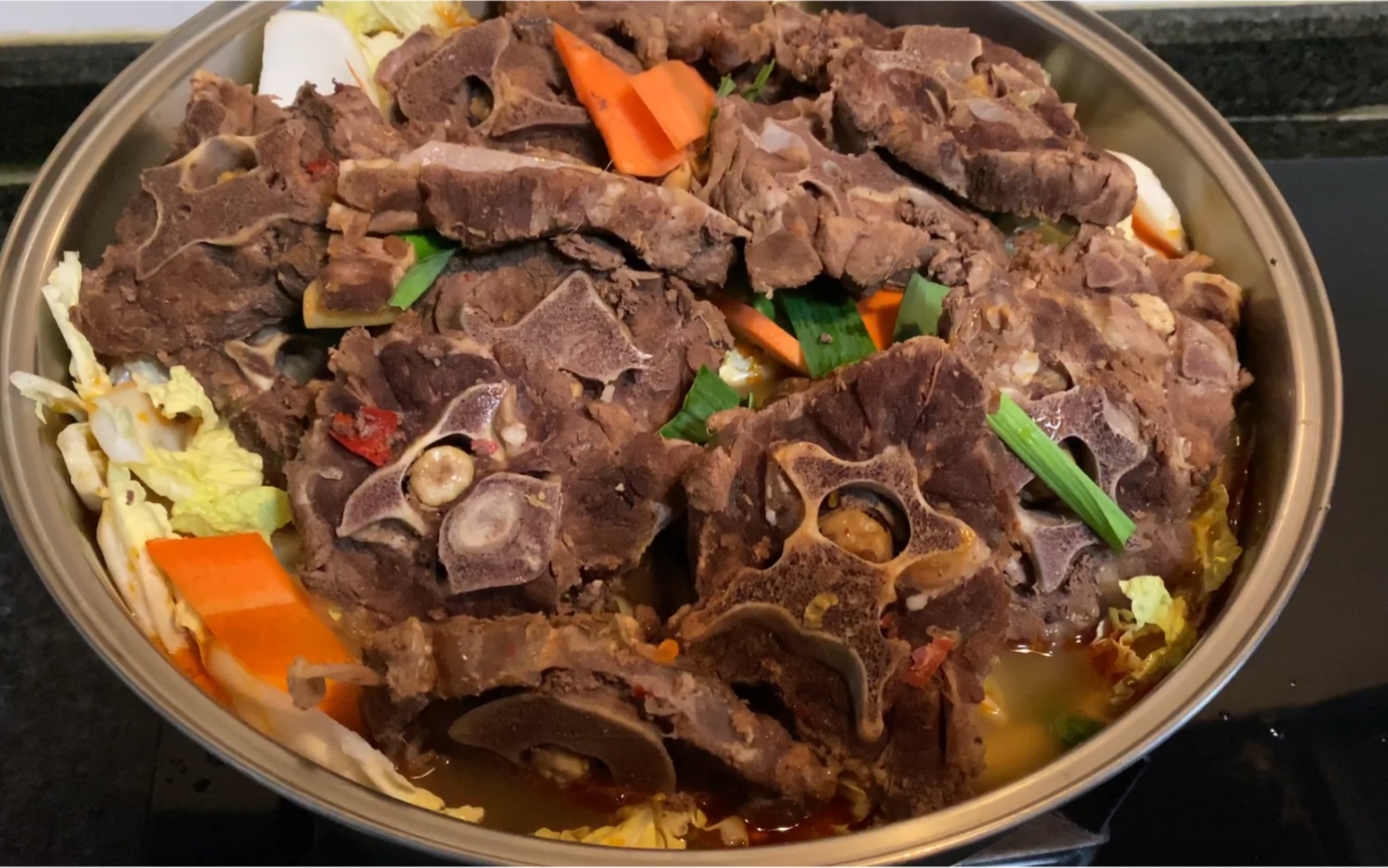 冬天的羊蝎子最治愈,再加油面筋煲,干锅牛蛙,拍手.