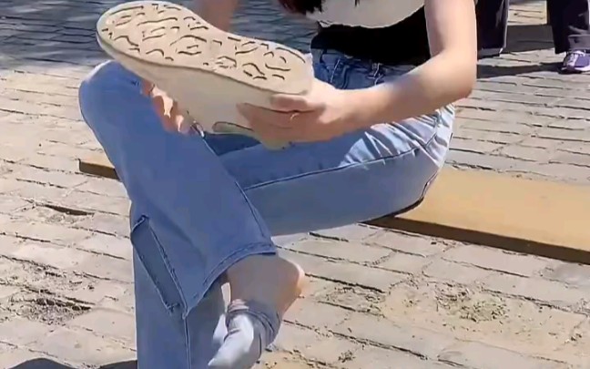 玩沙的小姐姐鞋子进沙子了