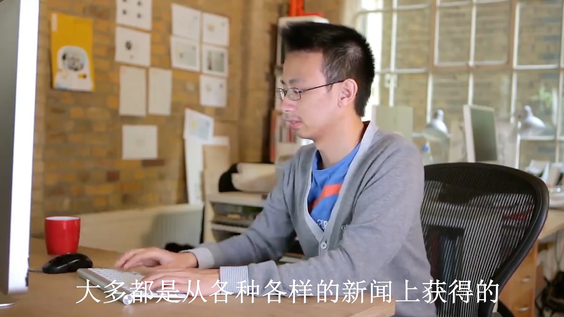 新闻联播主持人台词是背下来的吗(新闻联播主持人台词是背下来的吗视频)