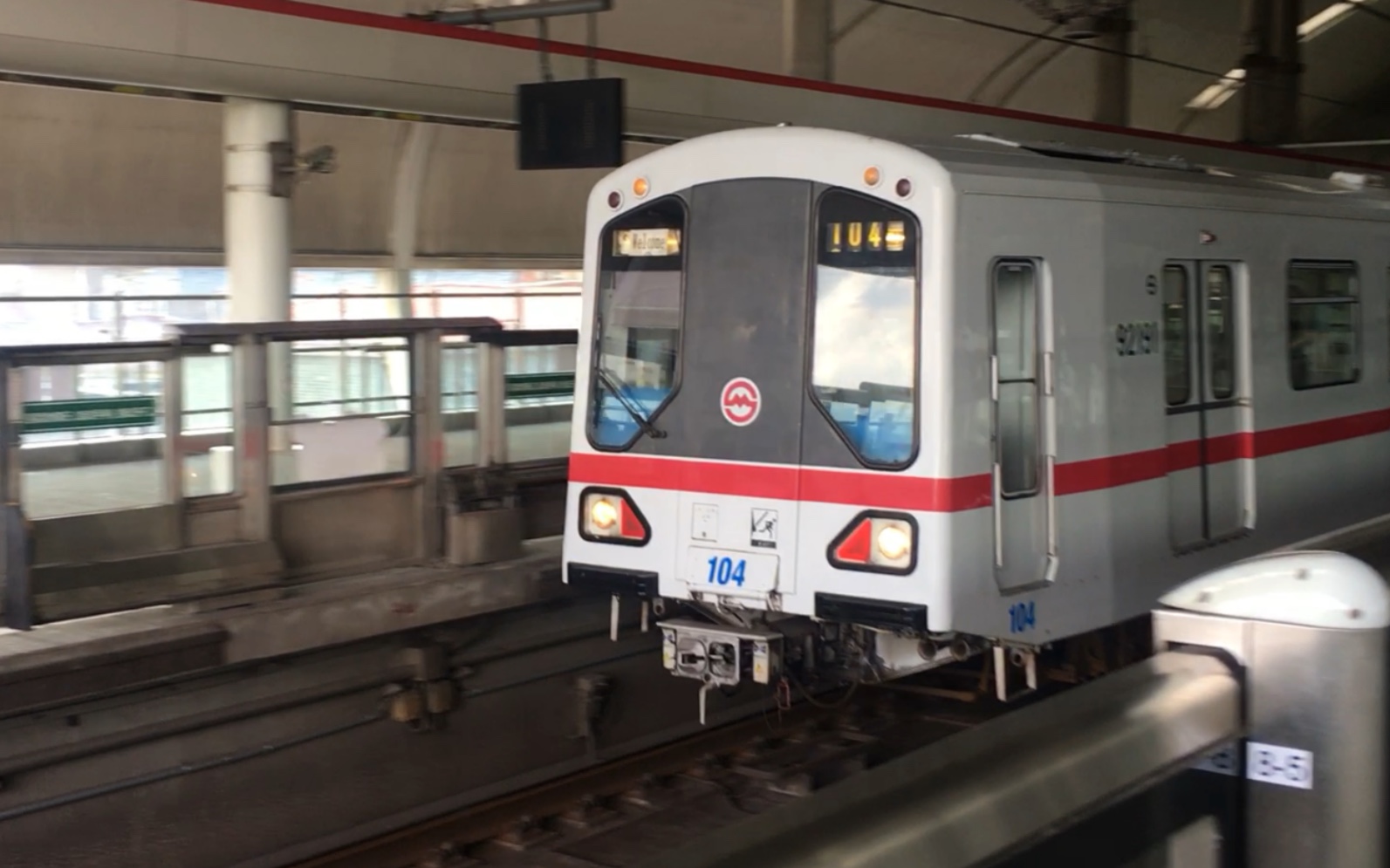 上海地铁一号线老老八104进友谊西路站