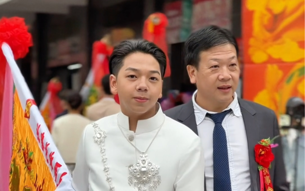 溪头上厝北寨社旅泰华侨陪儿子回乡营标旗,证明了潮汕华侨不忘根本