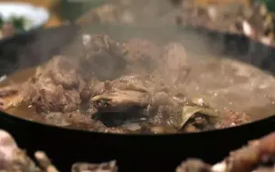 Descargar video: 影视真香吃羊肉：倪大红吃手抓羊肉，热气腾腾隔着屏幕就馋到了