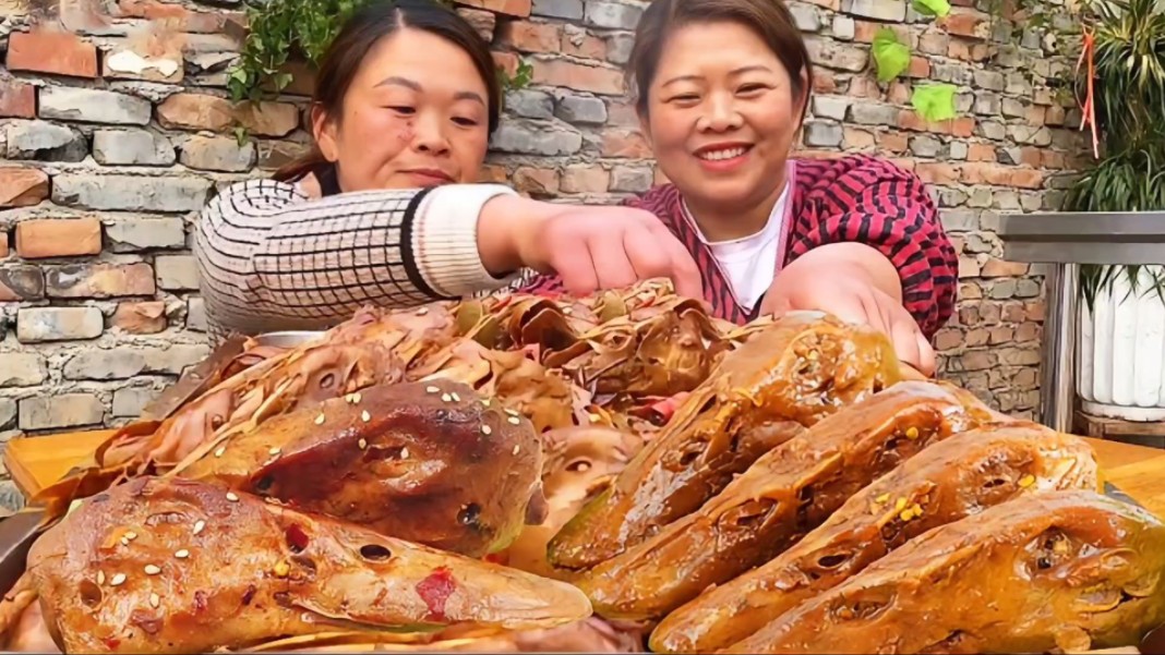 大妹用菜换8斤鸭头卤鸭货,两姐妹辣的直冒汗,越啃越上瘾哔哩哔哩bilibili