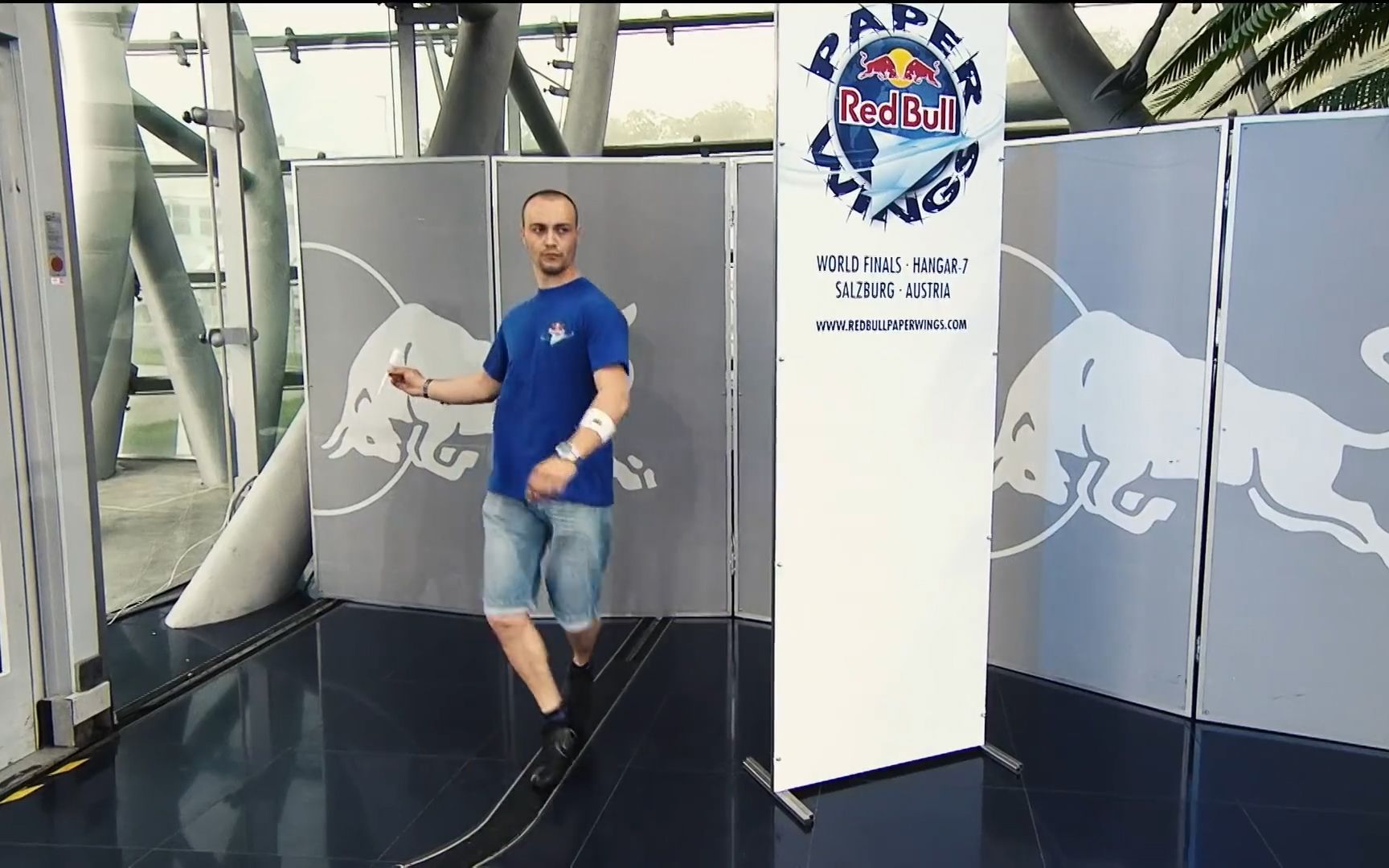 大力出奇迹红牛纸飞机大赛冠军飞出53米的超级飞镖可以做武器了