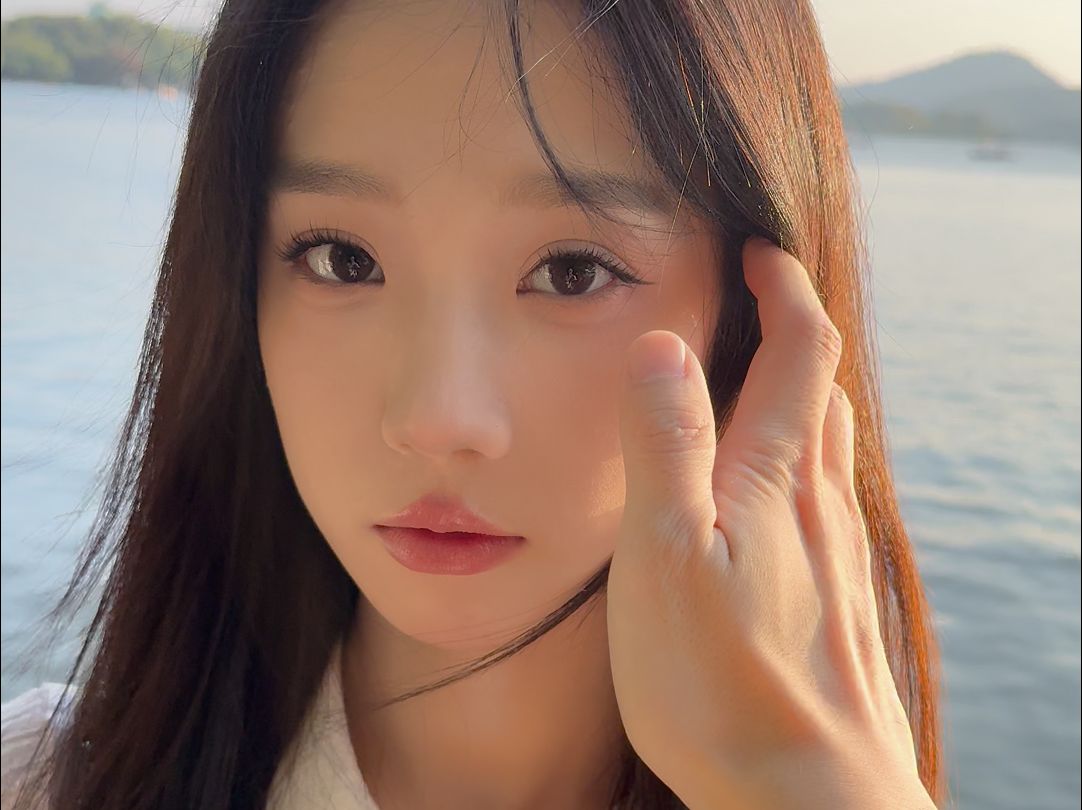 小姐姐头发有点乱