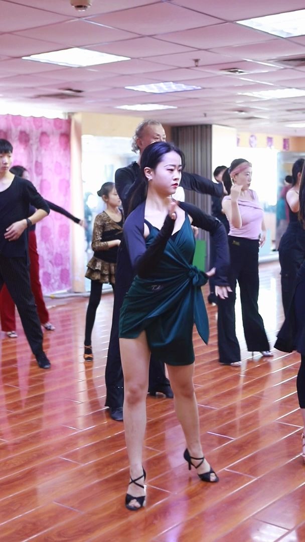 北京拉丁舞培训艺考生书琪同学伦巴课堂滑门步练习中