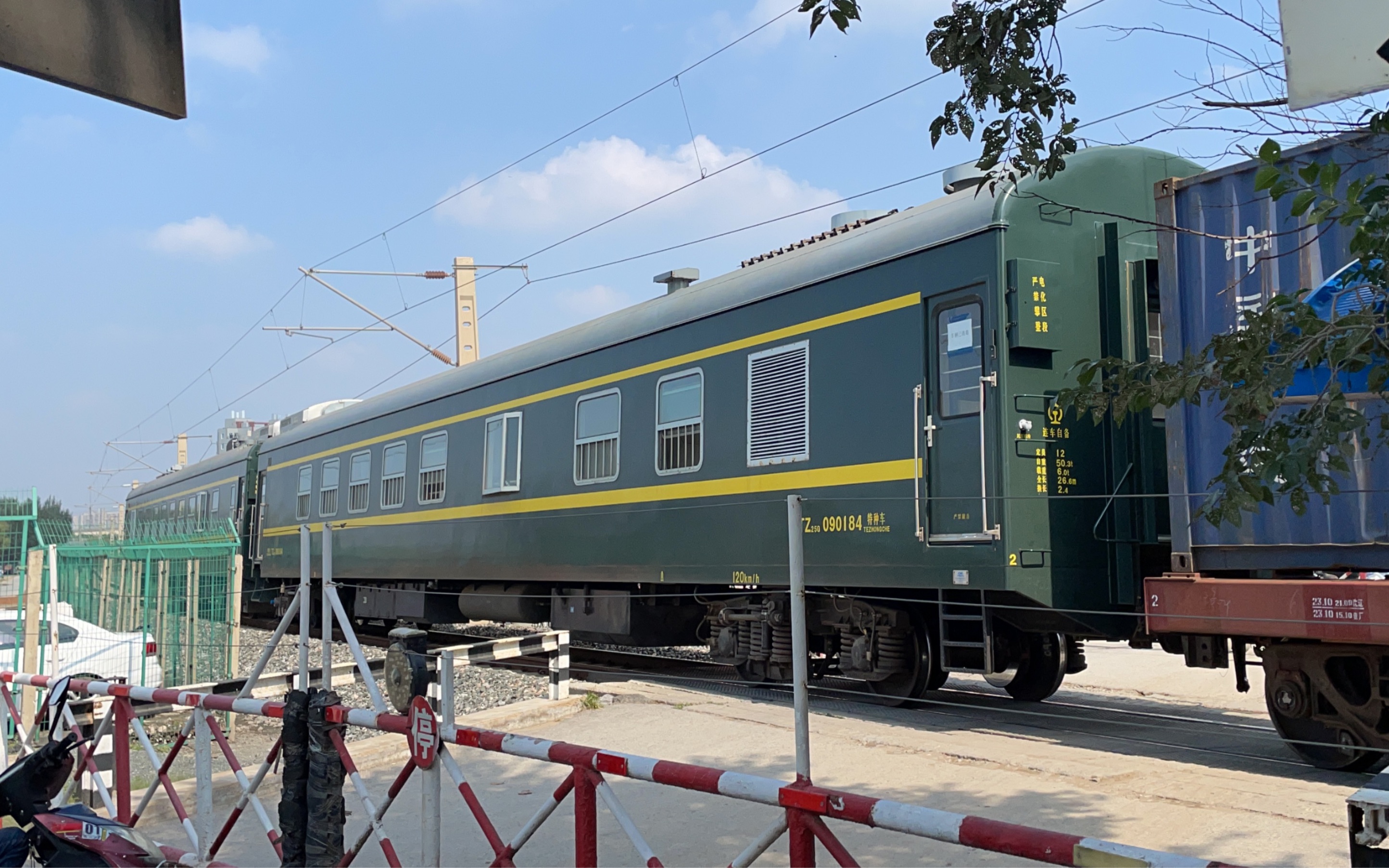 沈山线hxn5型2000系内燃机车牵引的小运转列车列尾回送连车自备特种