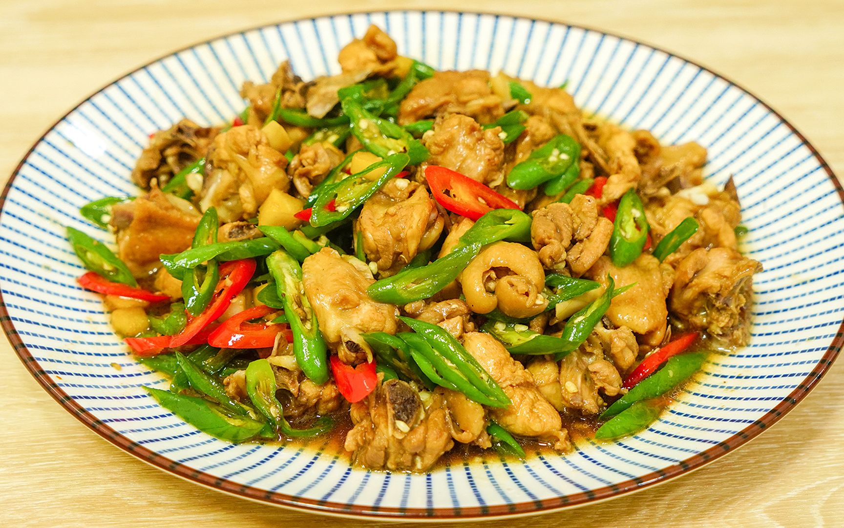 一碗米饭,一道小炒鸡肉,晚餐这样吃,简单美味