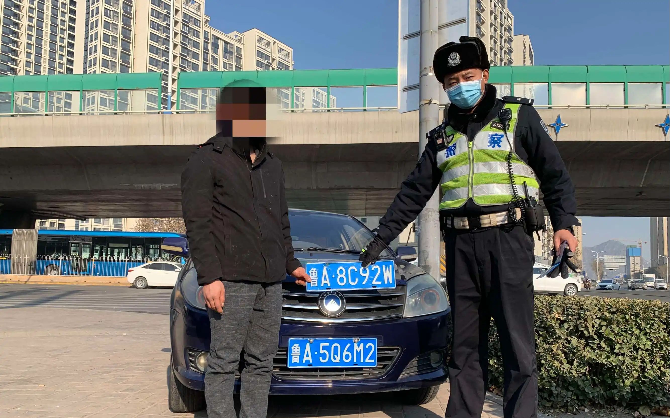 车牌只安装2个螺丝被扣12分,车主不服:你警车也只安了2个螺丝啊