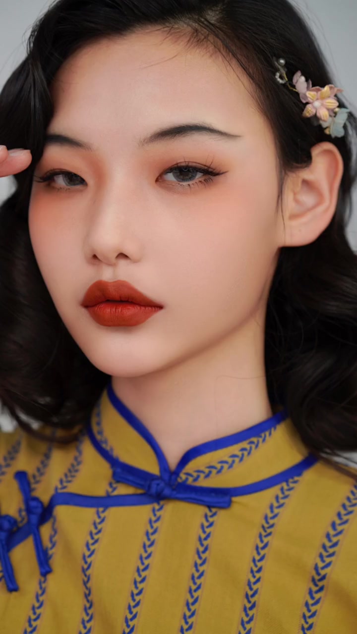 内双眼妆后的惊艳妆前妆后 中国风旗袍