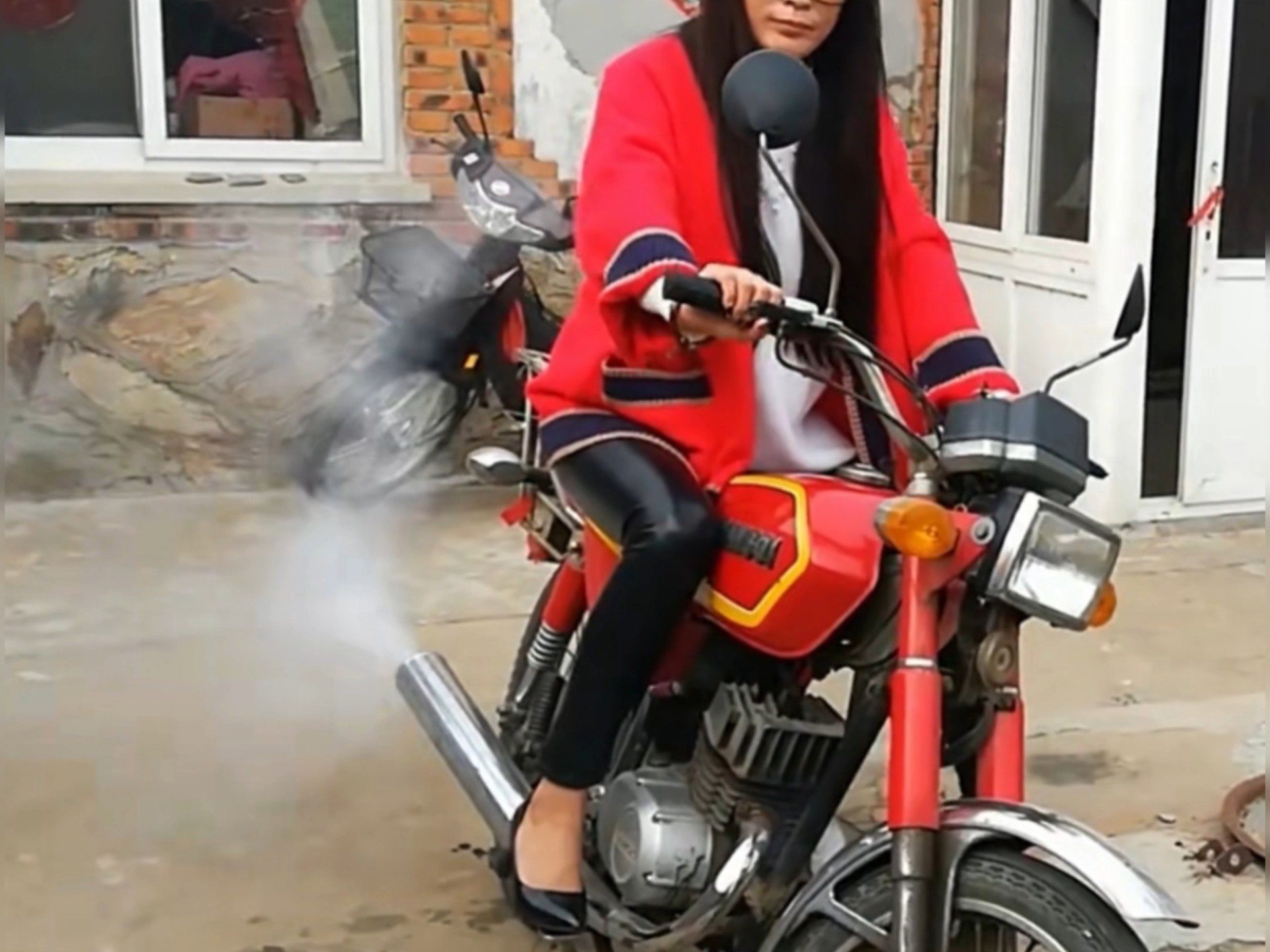 农村美女穿漆皮高跟鞋踩发猛轰油铃木摩托车浓烟滚滚