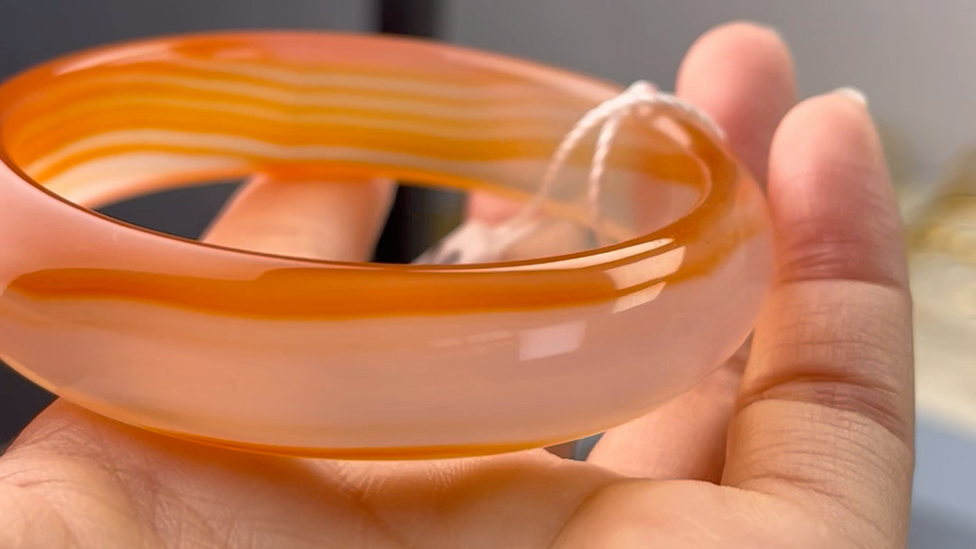 天然玛瑙手镯高冰高透冰橙色看看小姐姐入的手镯已出