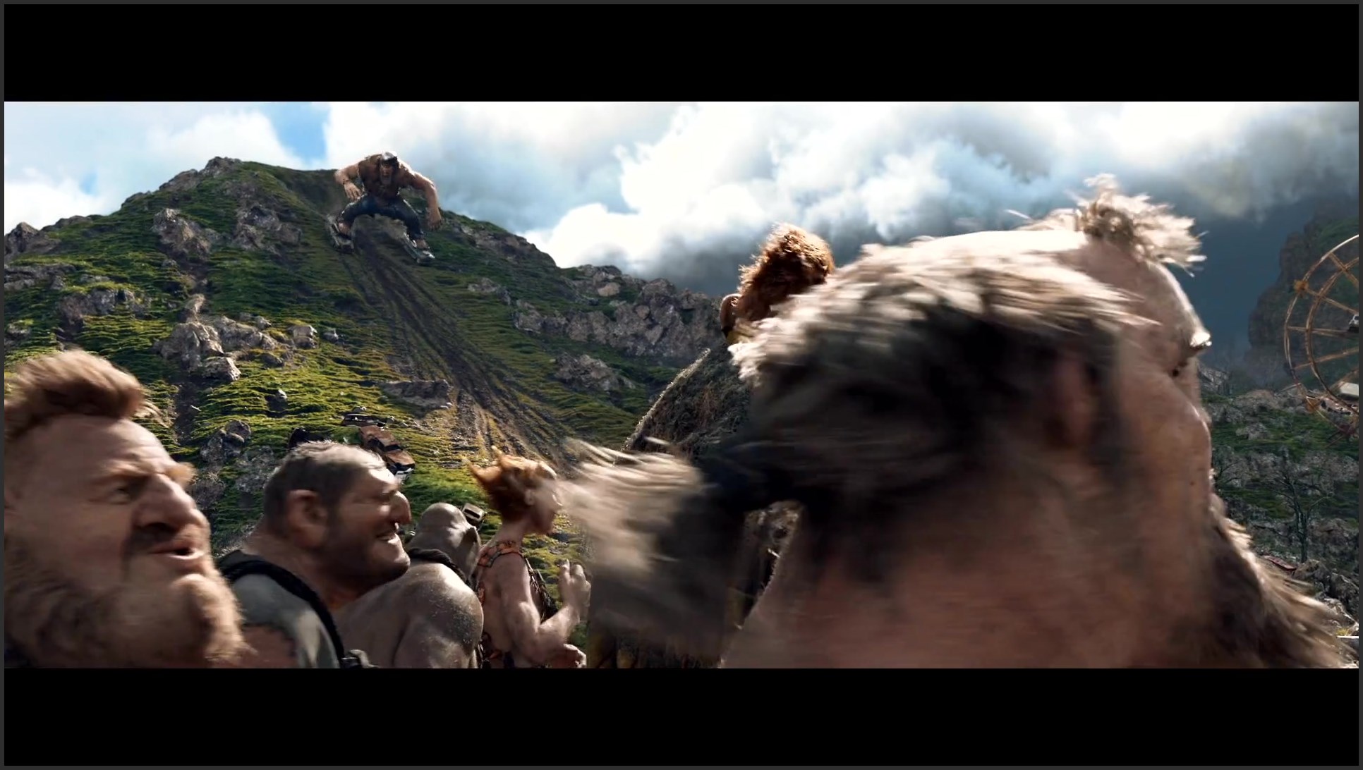 影视:巨人把汽车当成旱冰鞋,踩着下山很开心