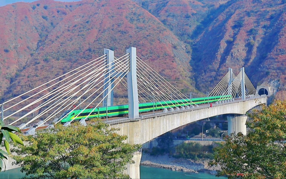 复兴号动车驶过成昆复线金沙江大桥