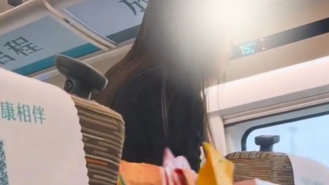 女子高铁上和男友开免提打1小时电话，换位思考，是公共空间最好的“静音键”。