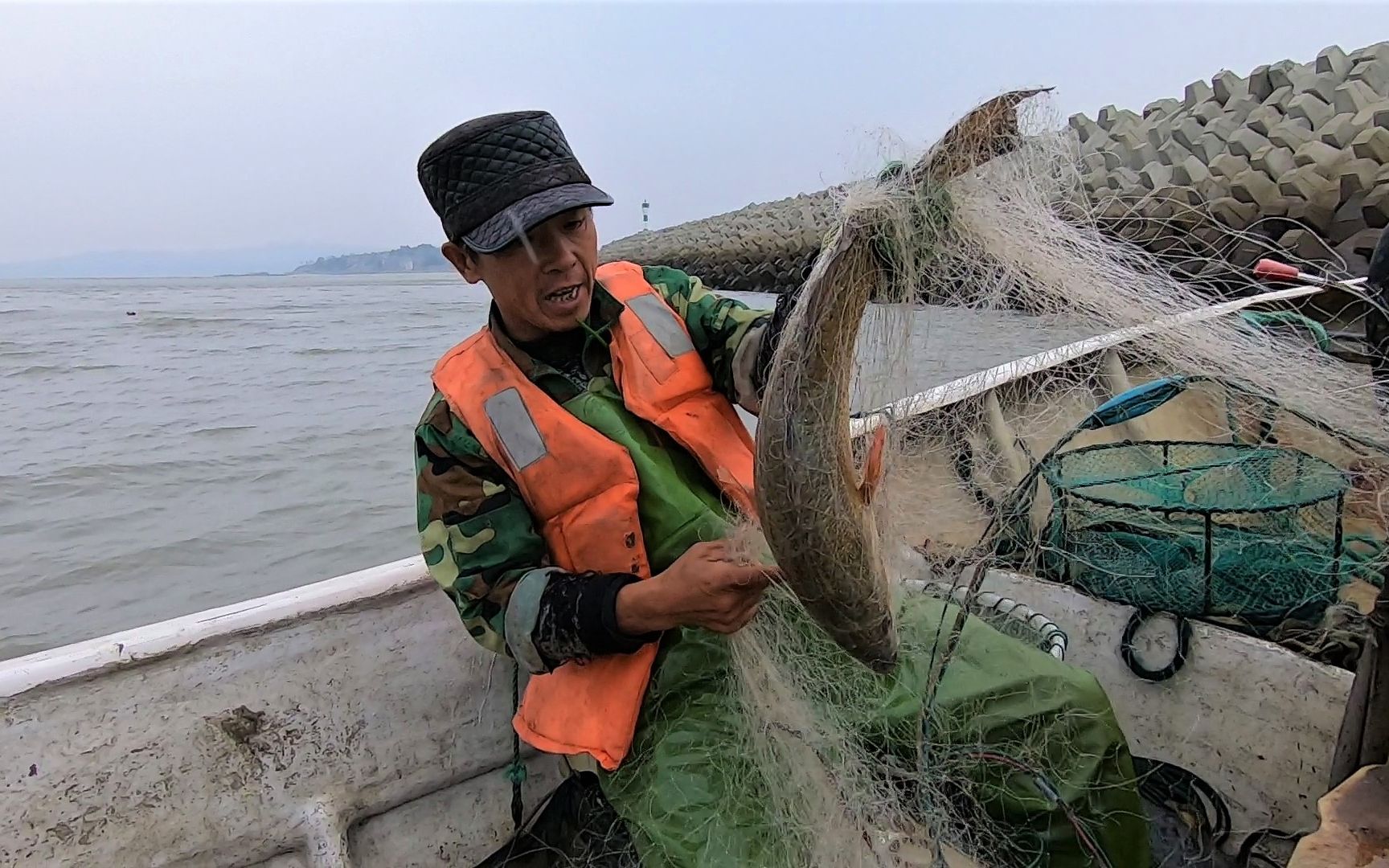 来叔冒风冒雨出船赶海,抓到一条六斤的大货,来嫂看见激动的大叫