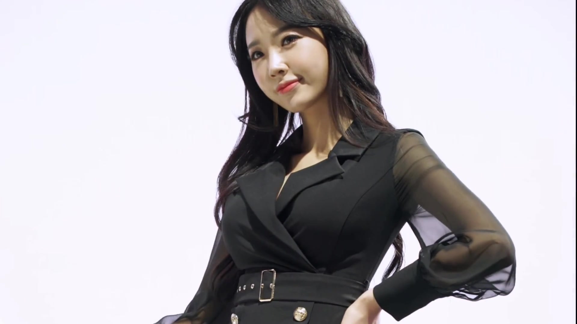 身材很傲人的美女车模,黑色上衣很妩媚