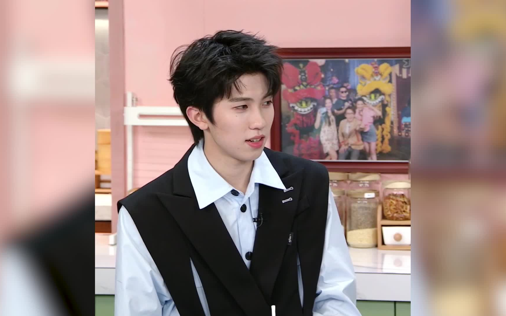 林墨和刘彰玩大头贴游戏林墨输掉被罚吃被柠檬瞬间酸到生无可恋