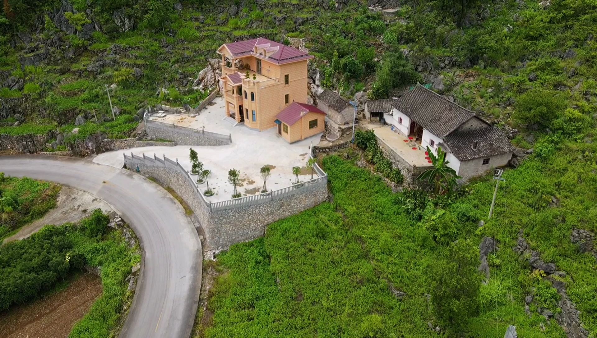 贵州深山里的别墅 建在这种地方 旁边还有三座墓不怕吗