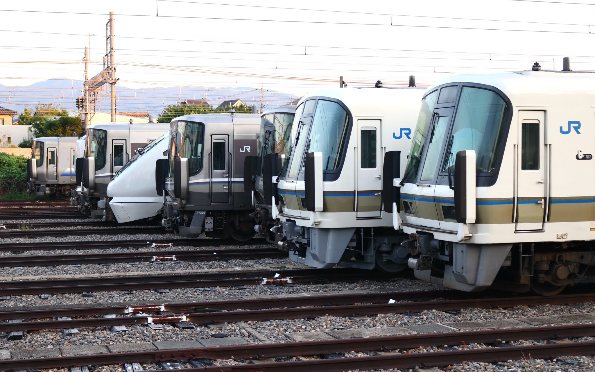 [图]【超広角前面展望】朝ラッシュ限定の外側線の120km_h爆走運転！いまだに現役で活躍する界磁添加励磁制御！特急車両を抜き去る運用！221系_外側快速_神戸～高槻