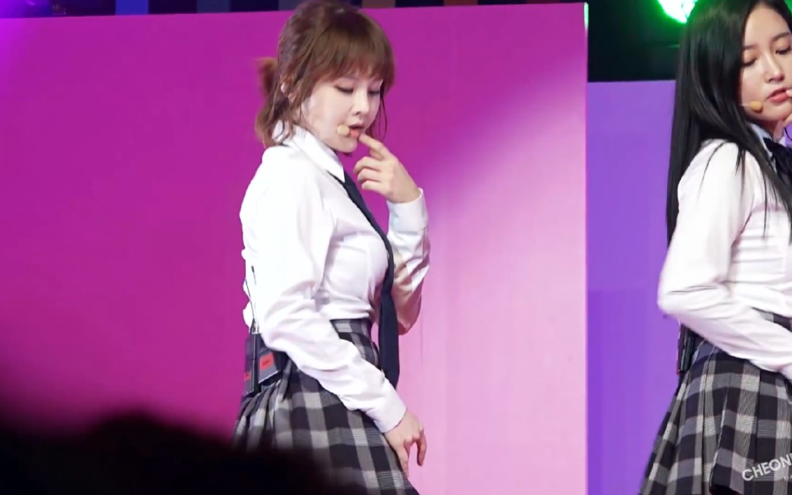 看萌妹子跳性感的舞蹈是什么感觉完全疯了全宝蓝高清饭拍合集tara