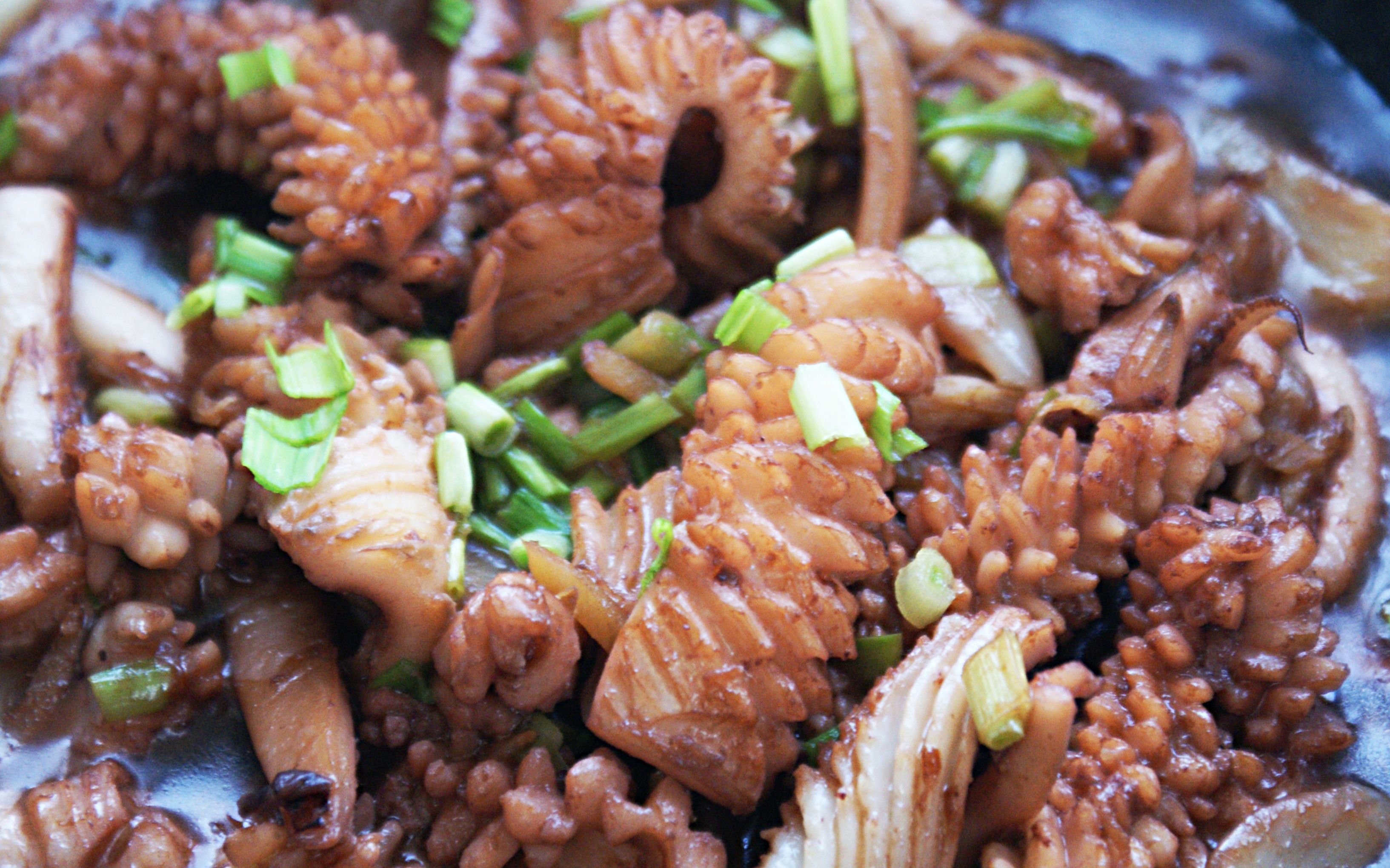 口味丰富的砂锅鱿鱼,制作简单,香气四溢,一看就会的下饭菜