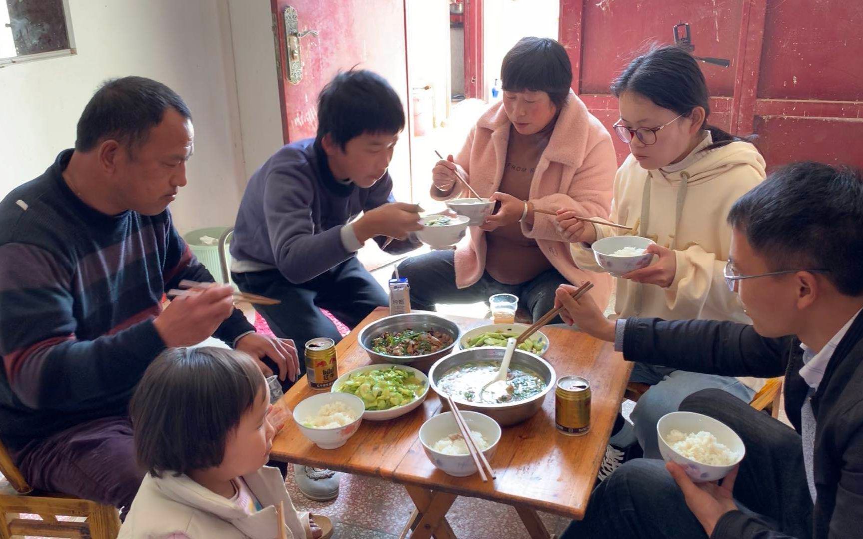 娘家父母吵架了,老爸生气躺床上不起来,看看闺女来了谁做饭?