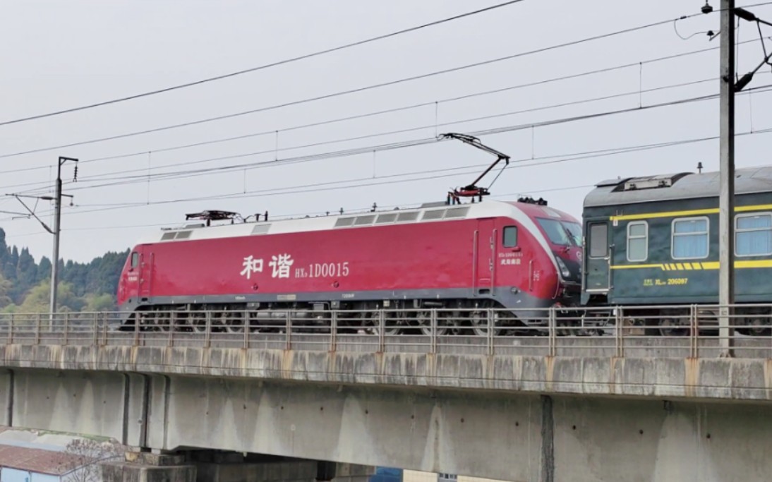 蓉铁路,武局南段hxd1d 0015牵引t125次(东莞东～成都西)通过大英东站!