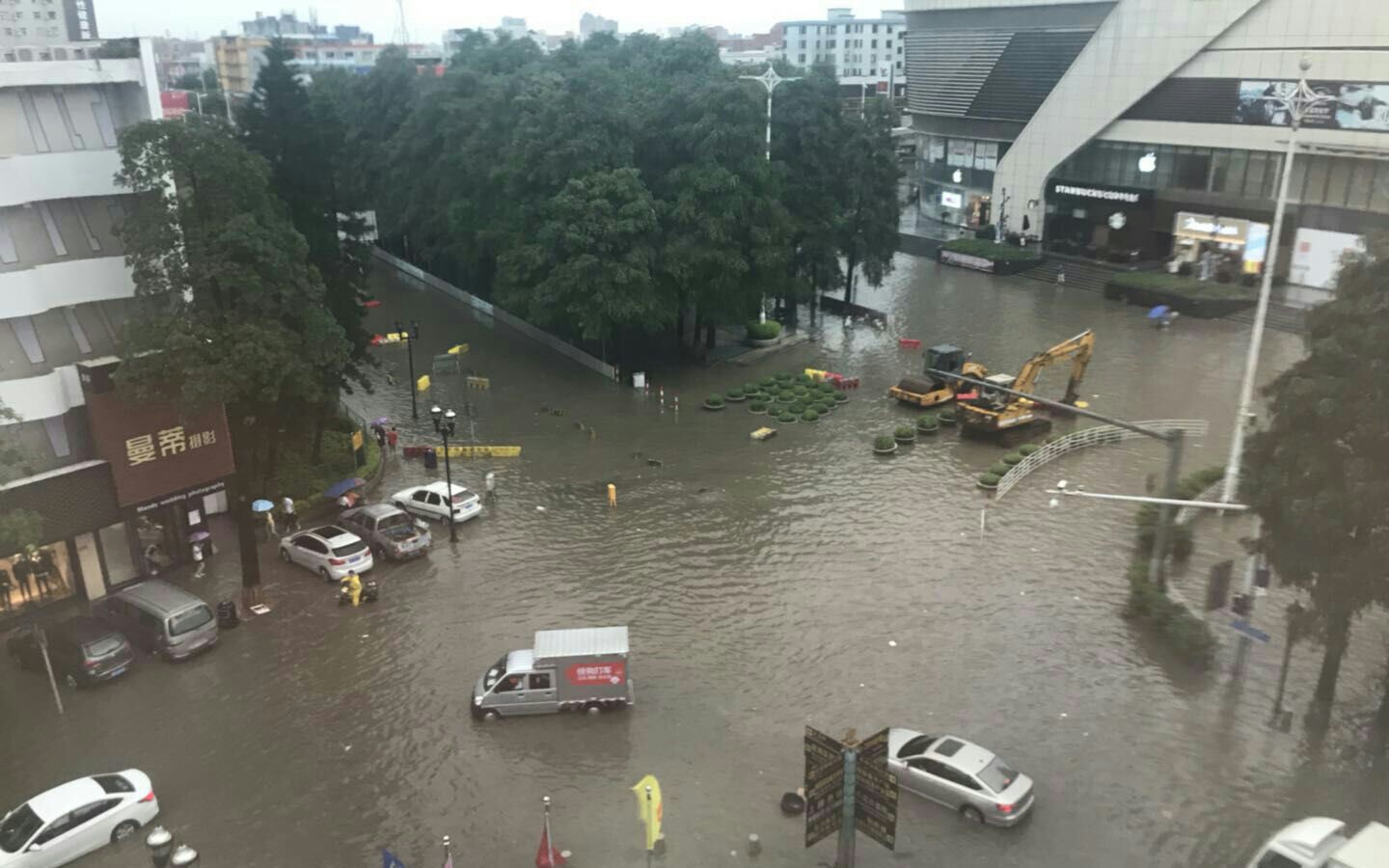 落大雨水浸街,东莞长安要被淹了哔哩哔哩bilibili