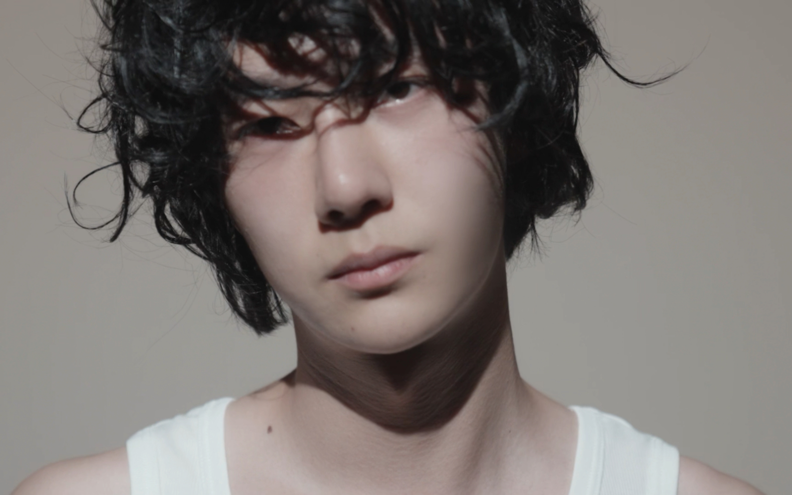 王一博素颜登上时尚芭莎开年封大片!素颜啊是素颜!