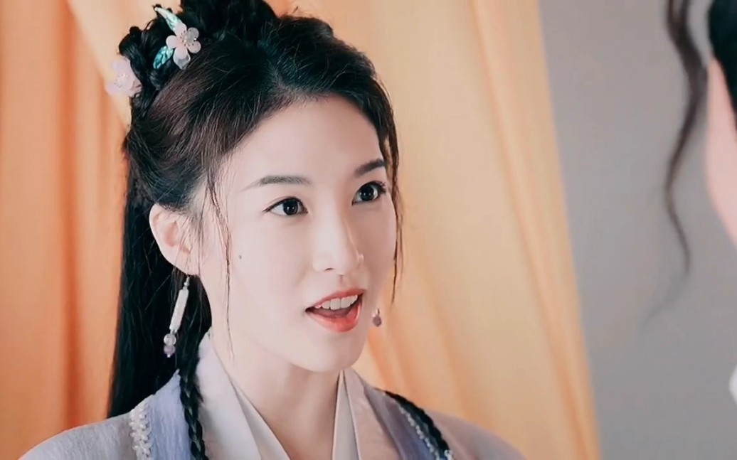 黑风寨女寨主月前奉师命下山找龙涎香 谁知一不小心碰见侯爷