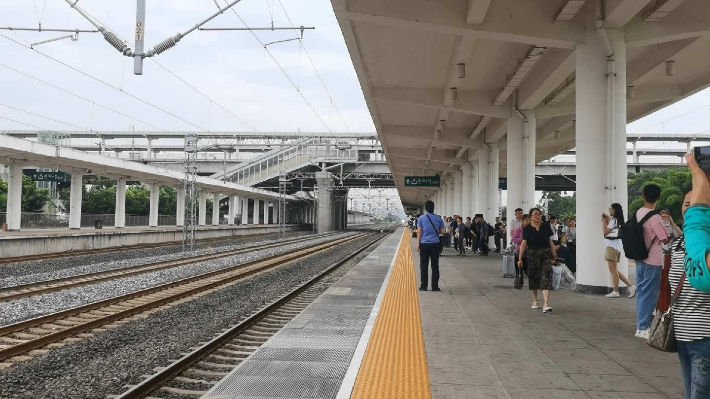 峨眉站c952(cr200j3-c(ad钙)进站实录