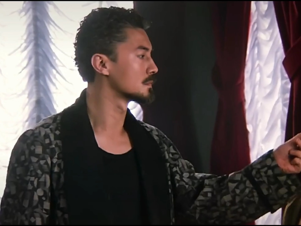 卷发大胡子的他依旧是那么得有魅力.那么他是谁?亚洲洲草尊龙.