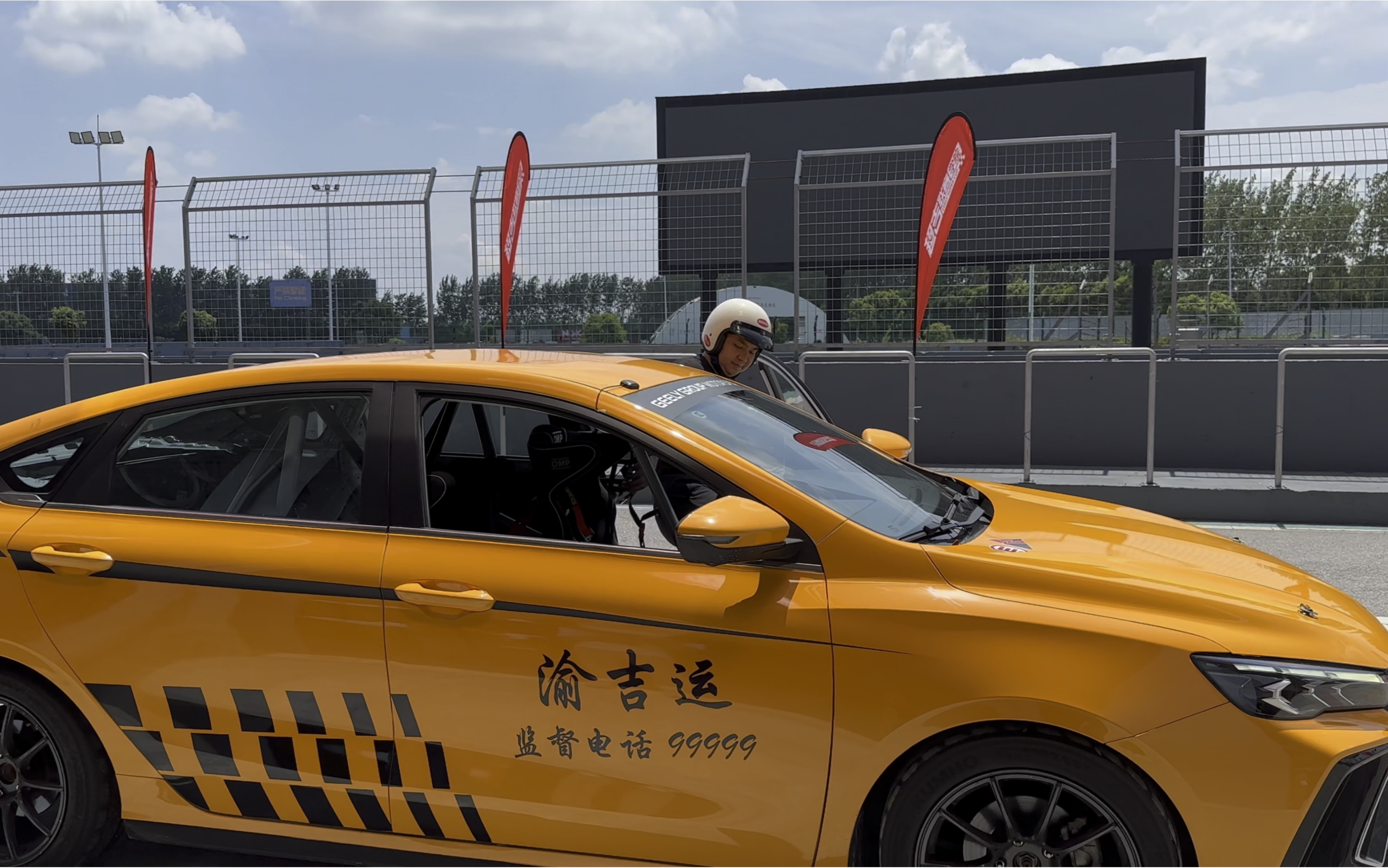 黄色法拉利退役版上赛道和专业赛车扳手腕#重庆出租车开到东方明珠塔