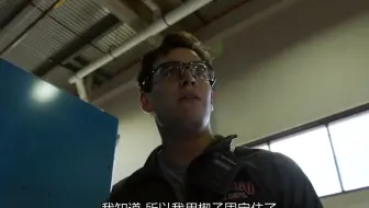 男人贪图方便将玻璃球塞进嘴里，结果卡住拔不出来！