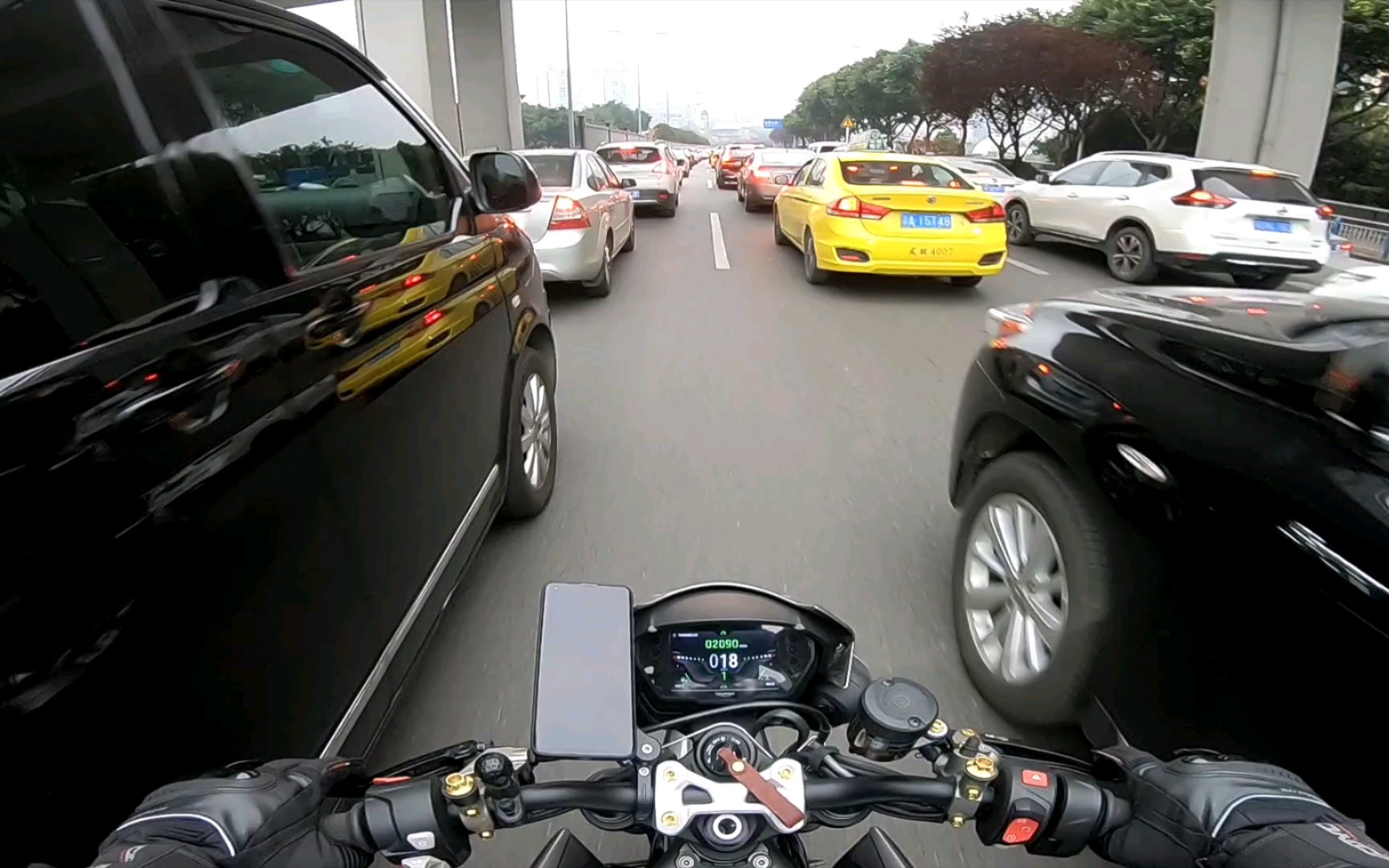 堵车不钻缝的摩托车驾驶员不是键盘交警口中为禁摩做贡献的骑士.