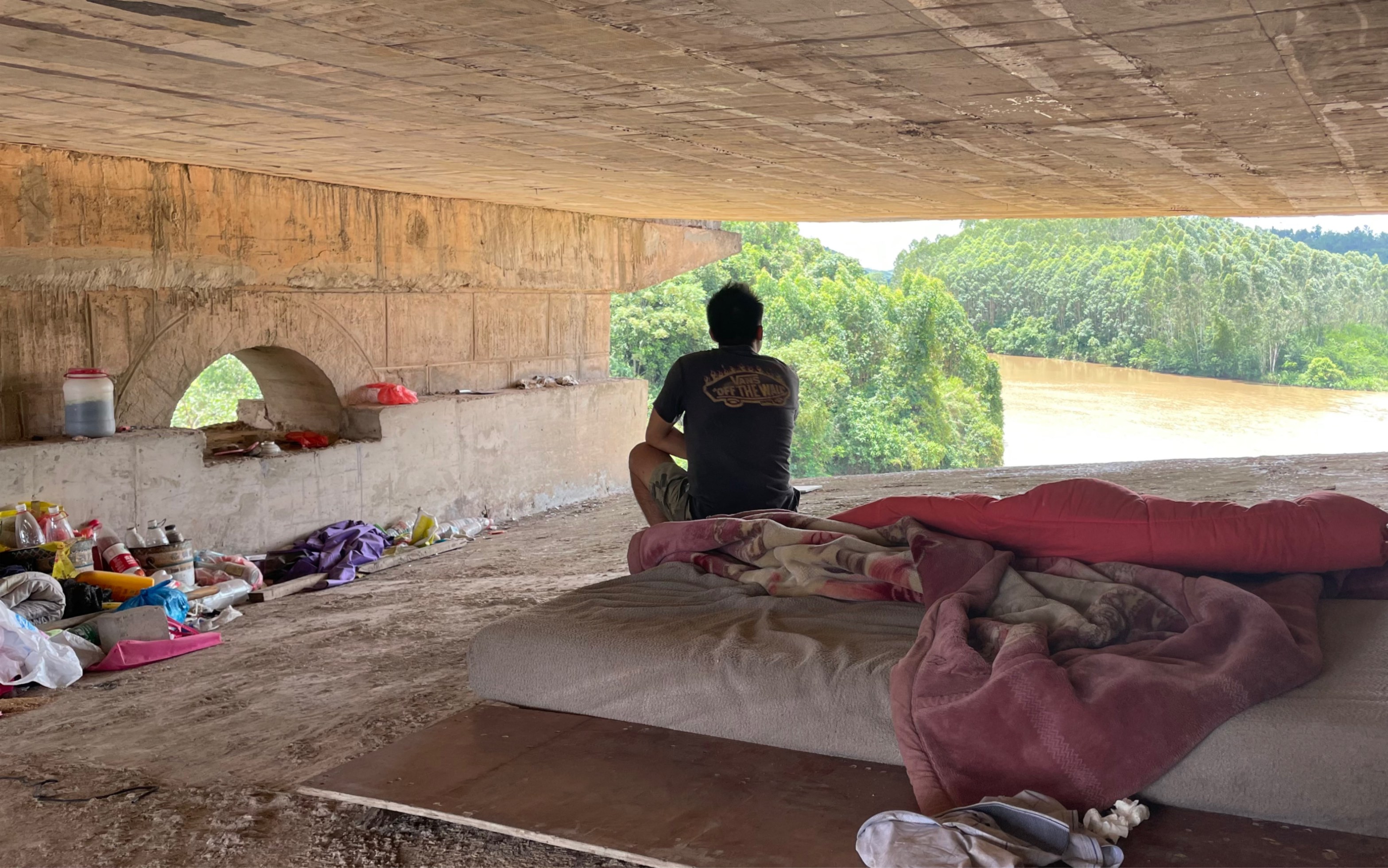 小伙在桥洞下生活11年,离开后想搬回来住,没想到桥洞被别人霸占