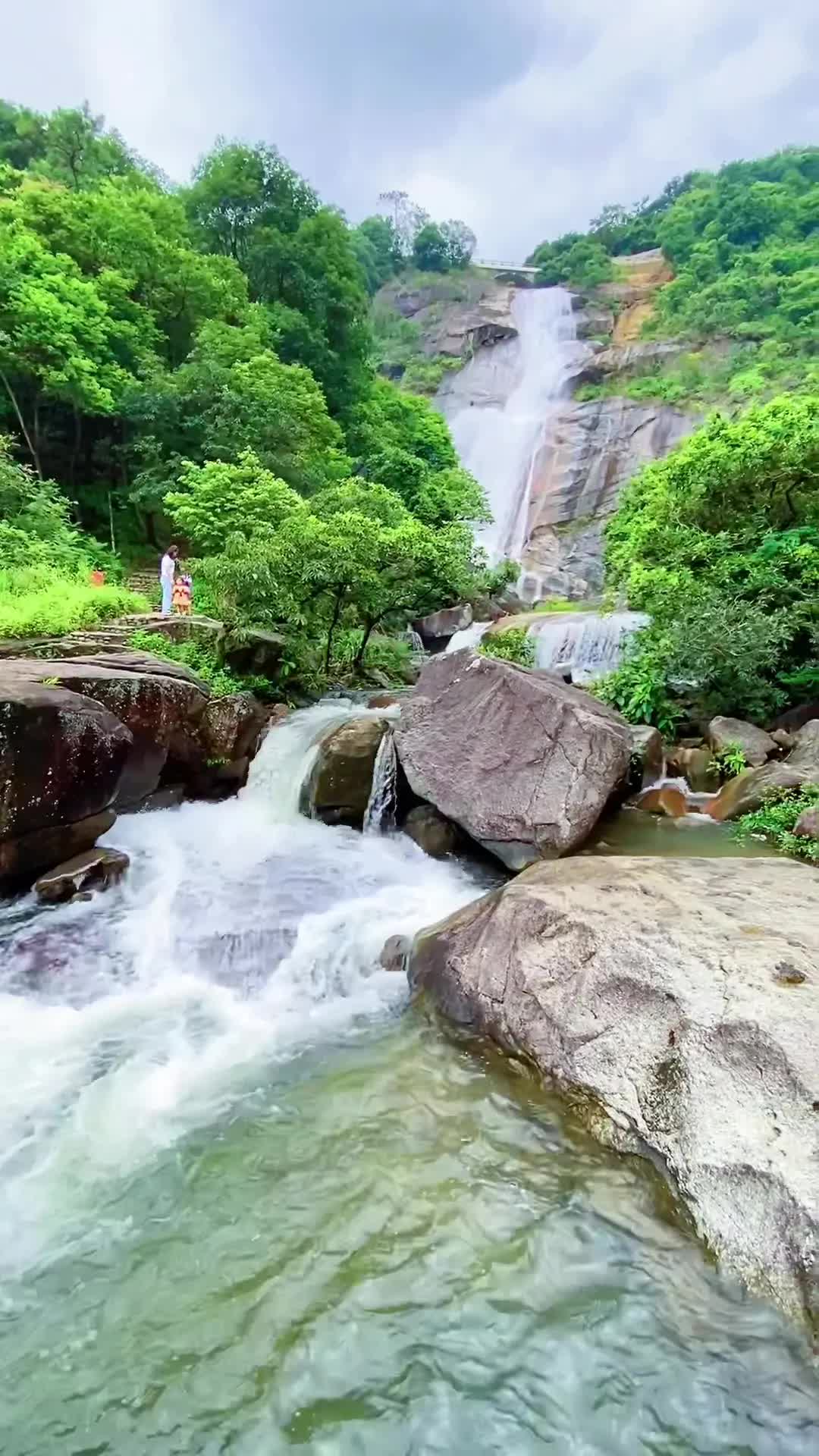 广东惠州大山发现一条原生态瀑布,藏在罗浮山之下,美若仙境,定位博罗