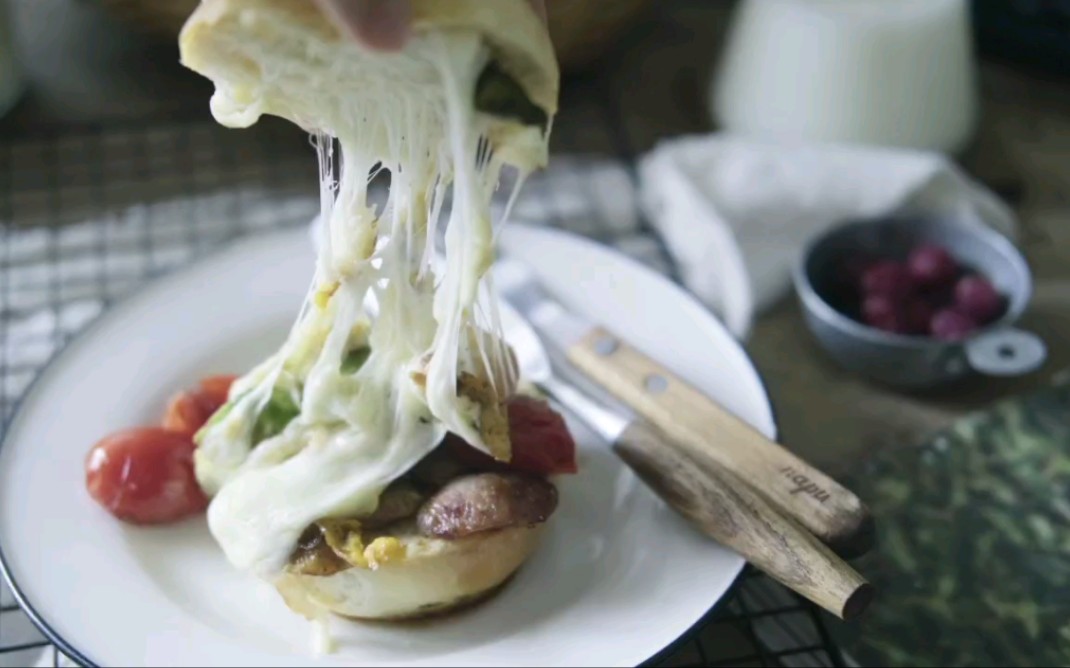 满满的芝士汉堡,超级拉丝,用自己做的汉堡包胚,搭配香肠牛油果番茄