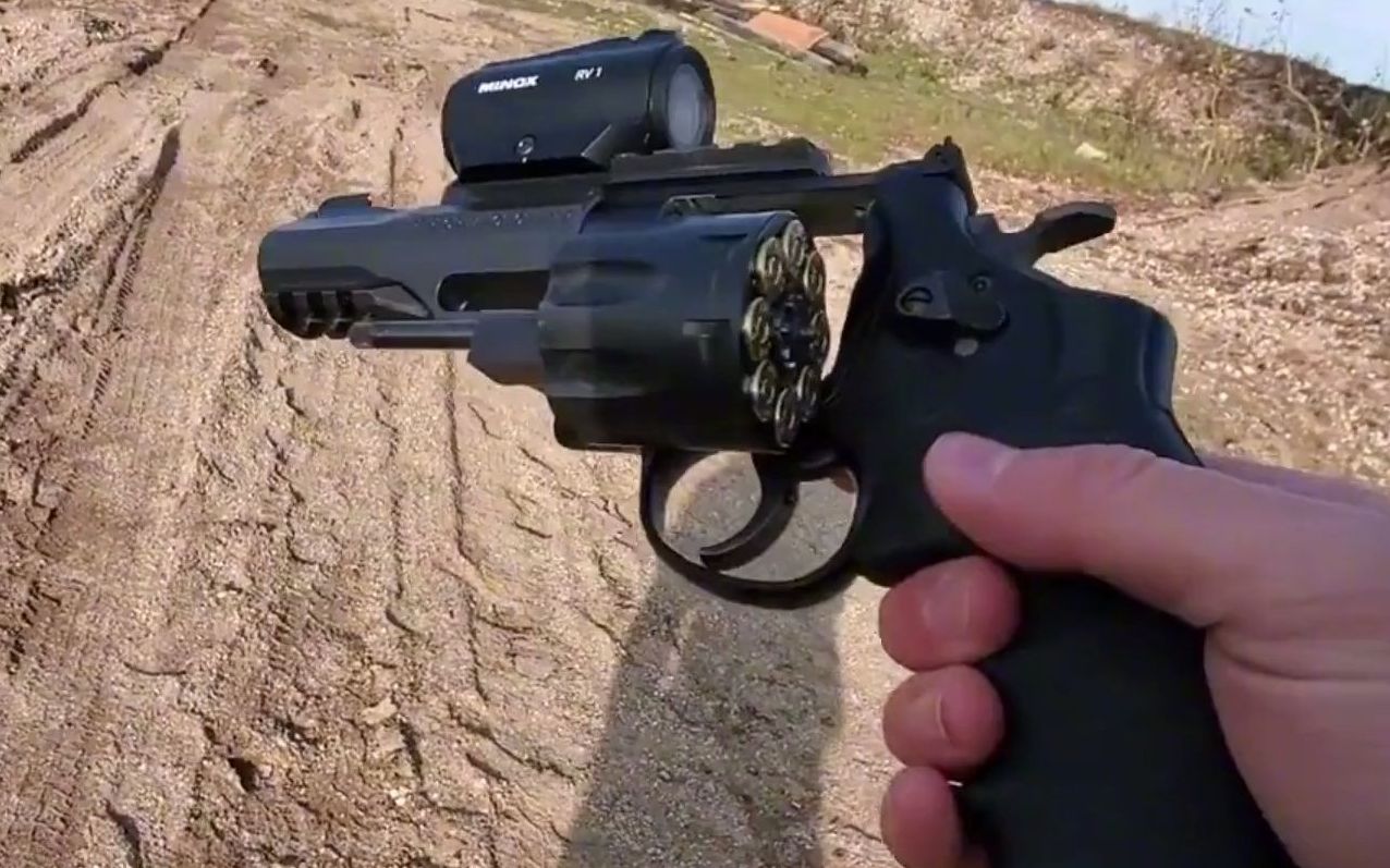 史密斯韦森trr8左轮手枪,上可安装光学瞄具,下可安装激光指示器