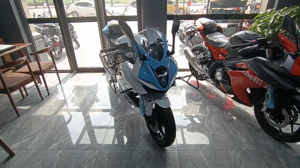 21款贝纳利飓风302,长得真像奥古斯塔.