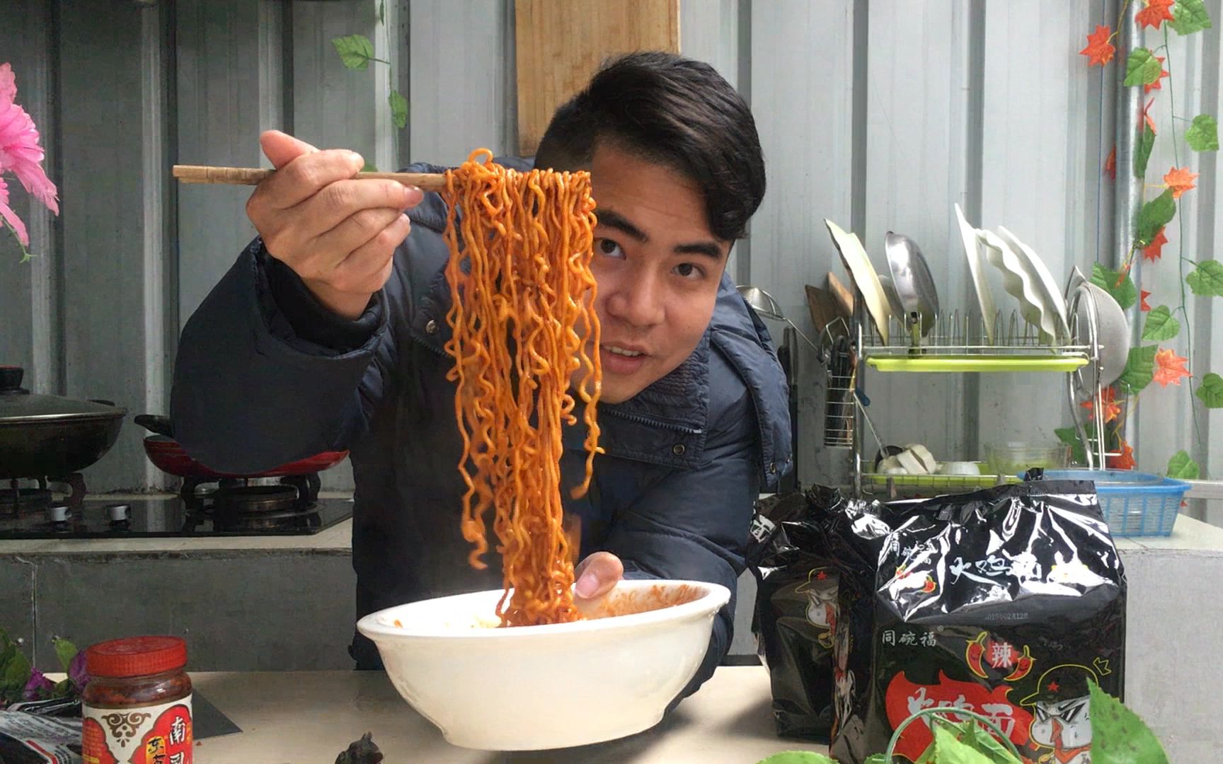 广东小伙挑战吃"变态辣"火鸡面,看吃完他还敢吃吗?