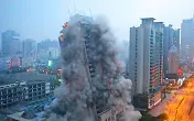 Скачать видео: 摄像机记录下的17座建筑爆破拆迁画面