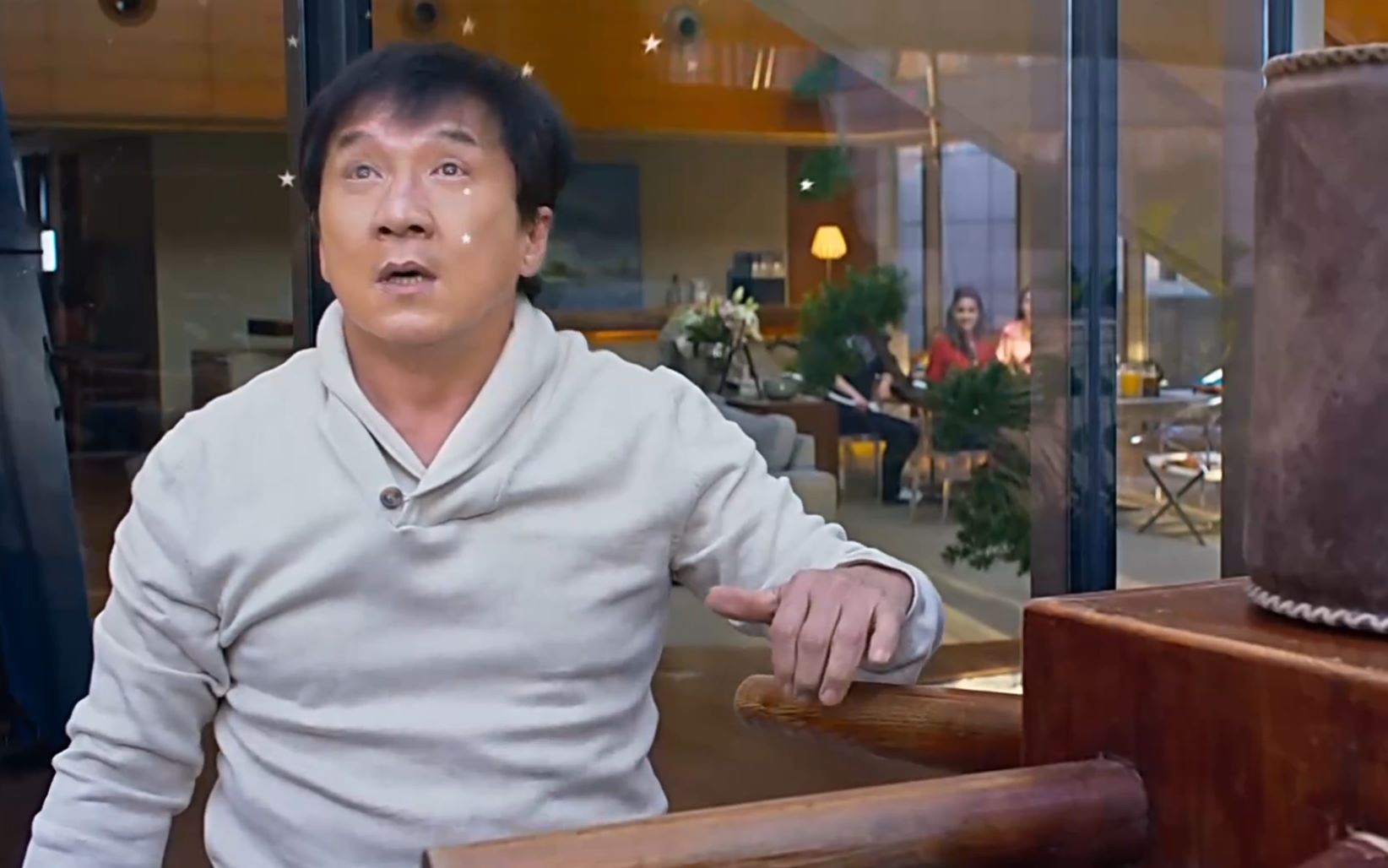 成龙练习打木人桩 外国妹子都看傻了