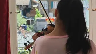 窗口拉琴的少女