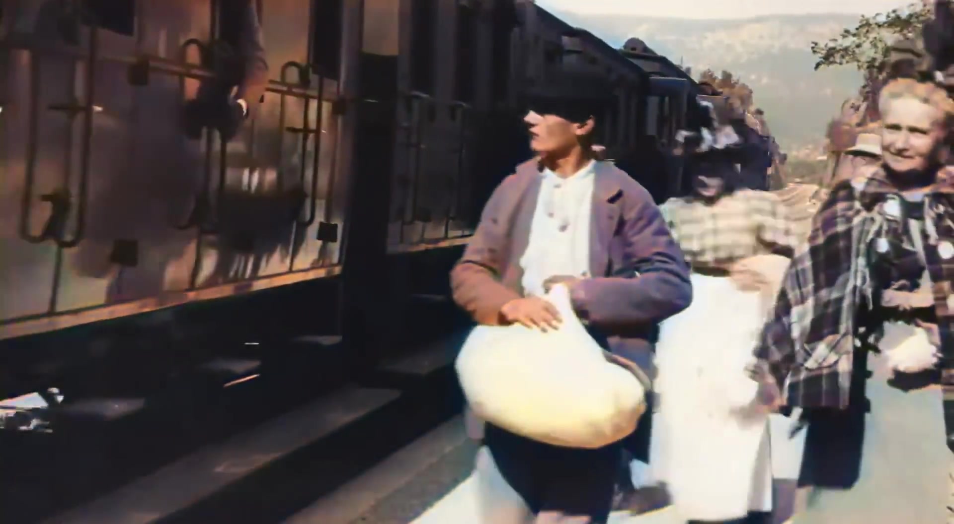 《火车进站 Arrival of a Train at La Ciotat (The Lumi㨲e Brothers, 1896)》神经网络4K版及彩色版哔哩哔哩bilibili